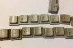 Ungereinigte und gereinigte Tastaturkappen Ungereinigte und gereinigte Tastaturkappen